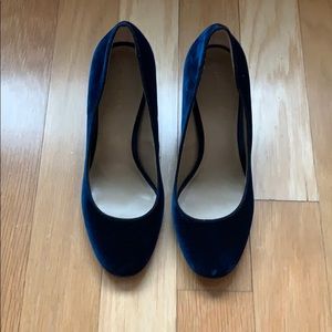 Blue Velvet Pump